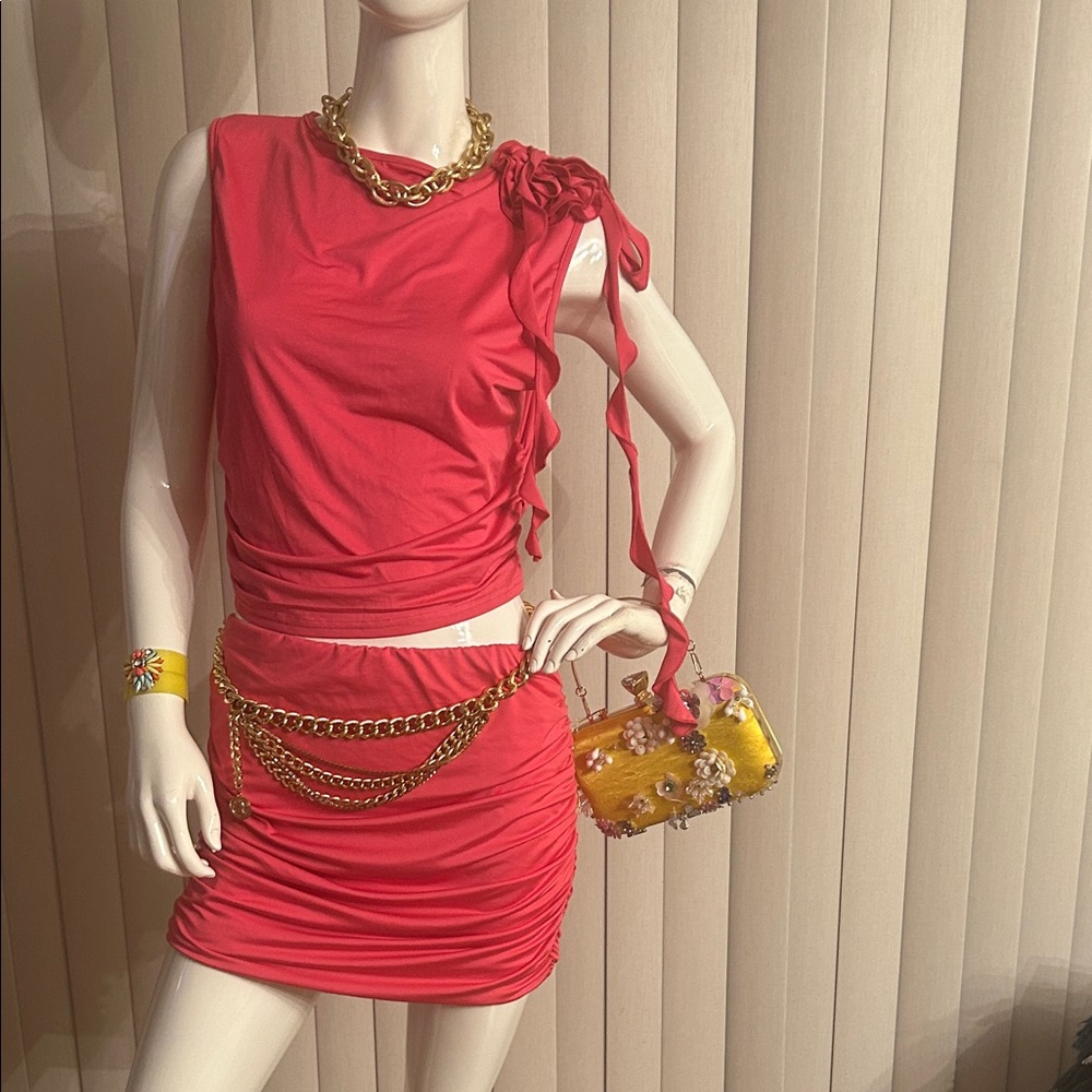 Chic Pink Ruched 2pcs skirt suit with Gold Chain Accents - Picture 3 of 6